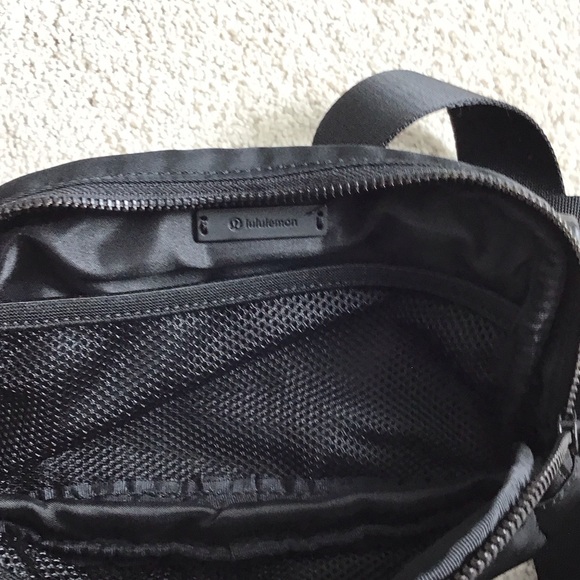 lululemon athletica Black Everywhere Belt Bag - Picture 4 of 5